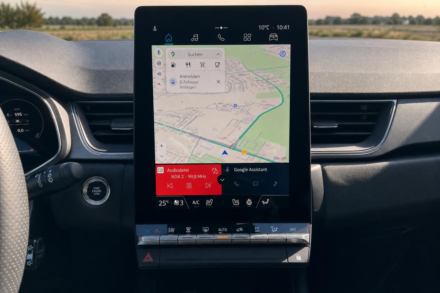 Fahrzeug Infotainment System mit Navigation und Google Assistant im Display