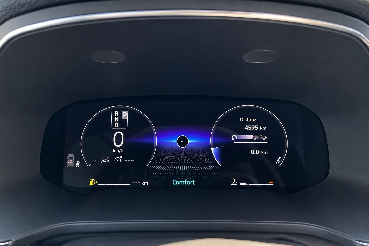 Digitales Armaturenbrett mit Geschwindigkeitsanzeige und Distanzanzeige 4595 km im Comfort-Modus