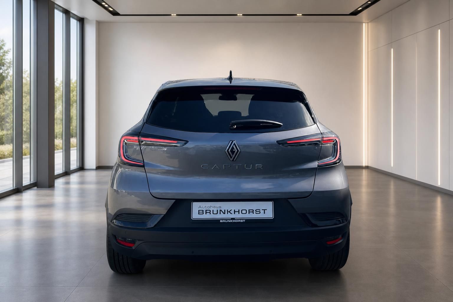 Renault Captur Heckansicht in grau metallic mit LED-Rückleuchten im Autohaus Showroom
