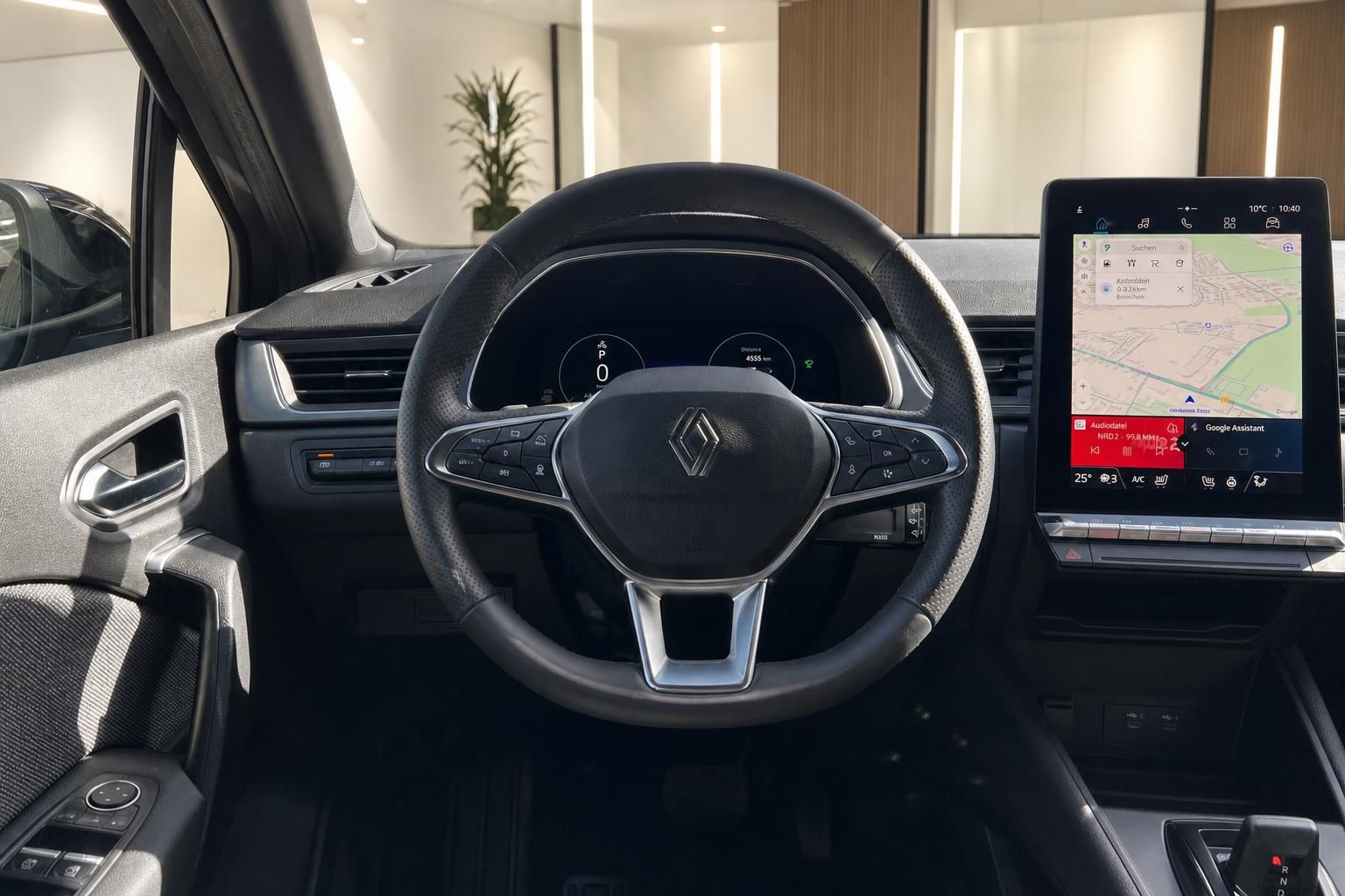 Renault Fahrzeug Cockpit mit Lenkrad und Touchscreen Navigationssystem