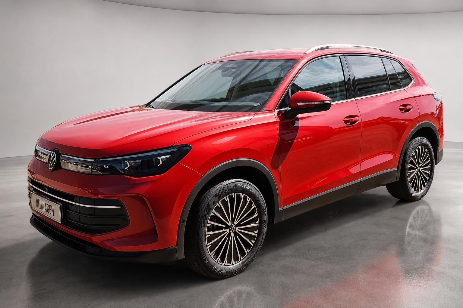 VW Tiguan in Rot als Neuwagen, Frontansicht seitlich im Studio