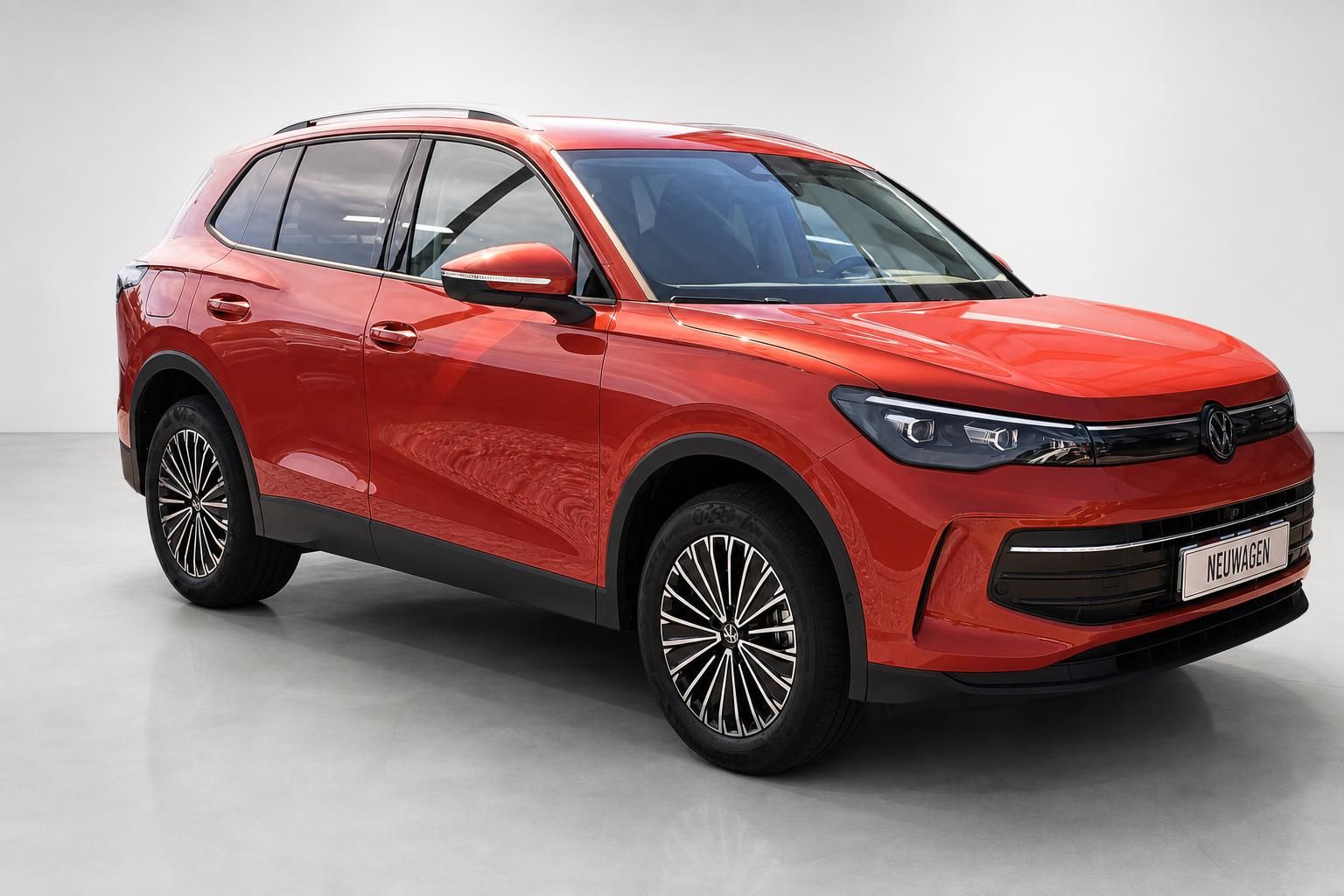 VW Tiguan in Rot, Frontansicht schräg im Studio
