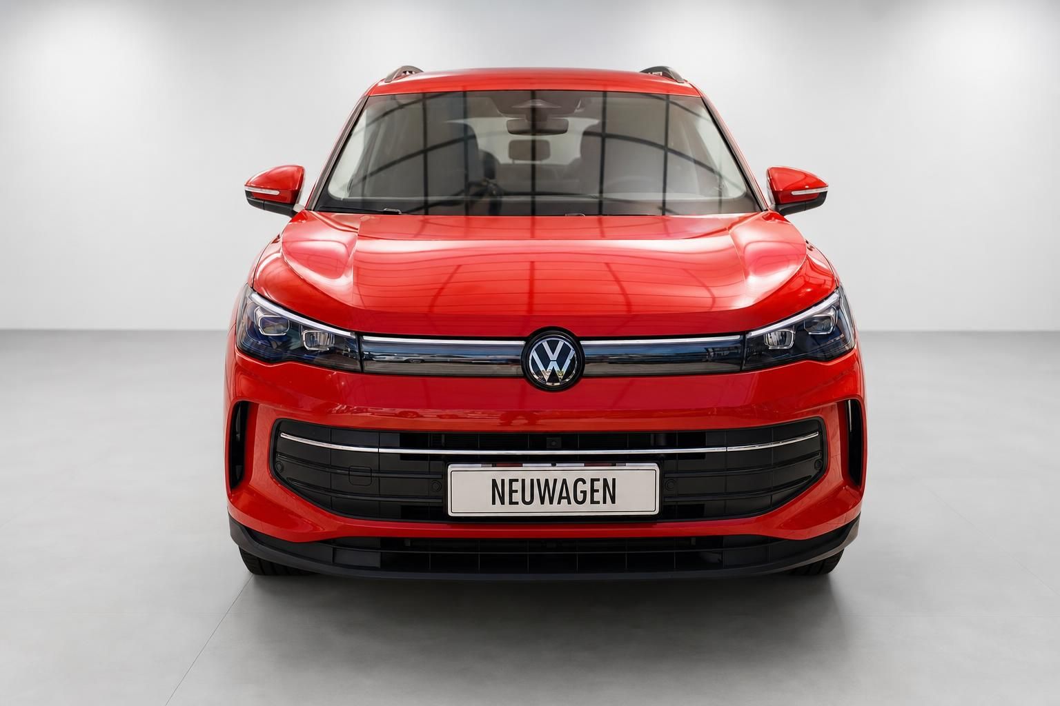 VW Tiguan rot, direkte Frontansicht mit VW Logo