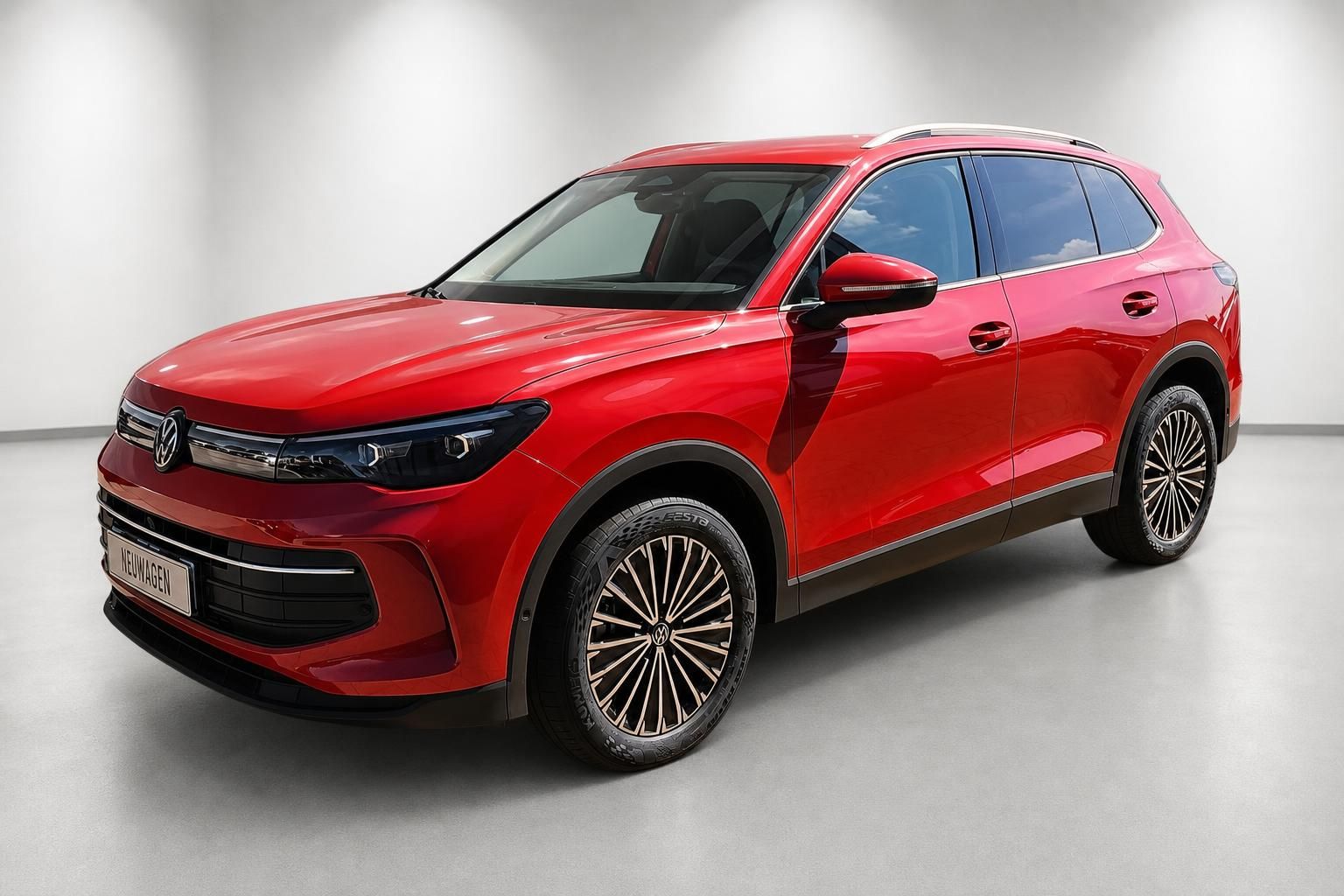 VW Tiguan rot, Frontansicht seitlich mit Alufelgen