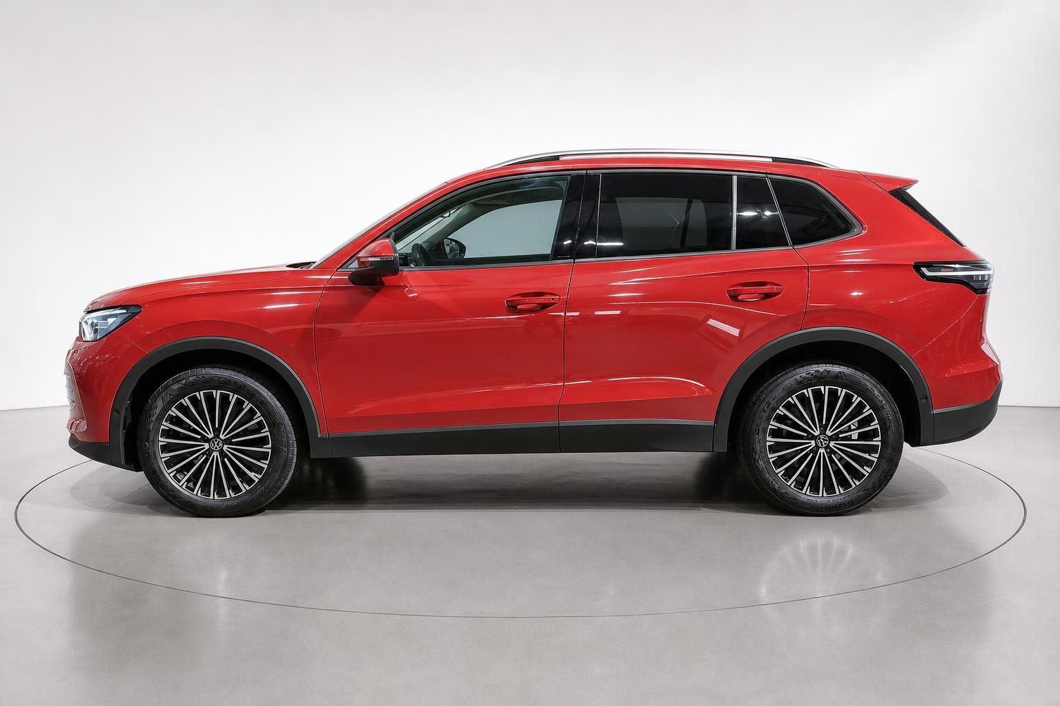 VW Tiguan rot, Seitenansicht als Neuwagen im Studio