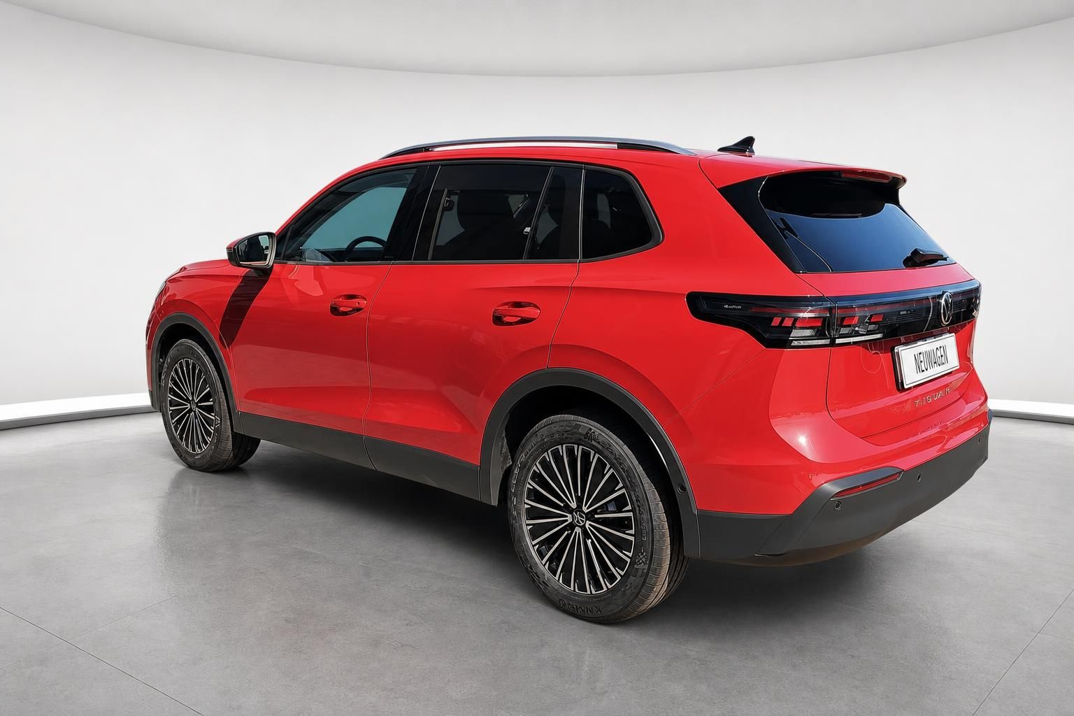 VW Tiguan rot, Heckansicht schräg mit Rücklichtern