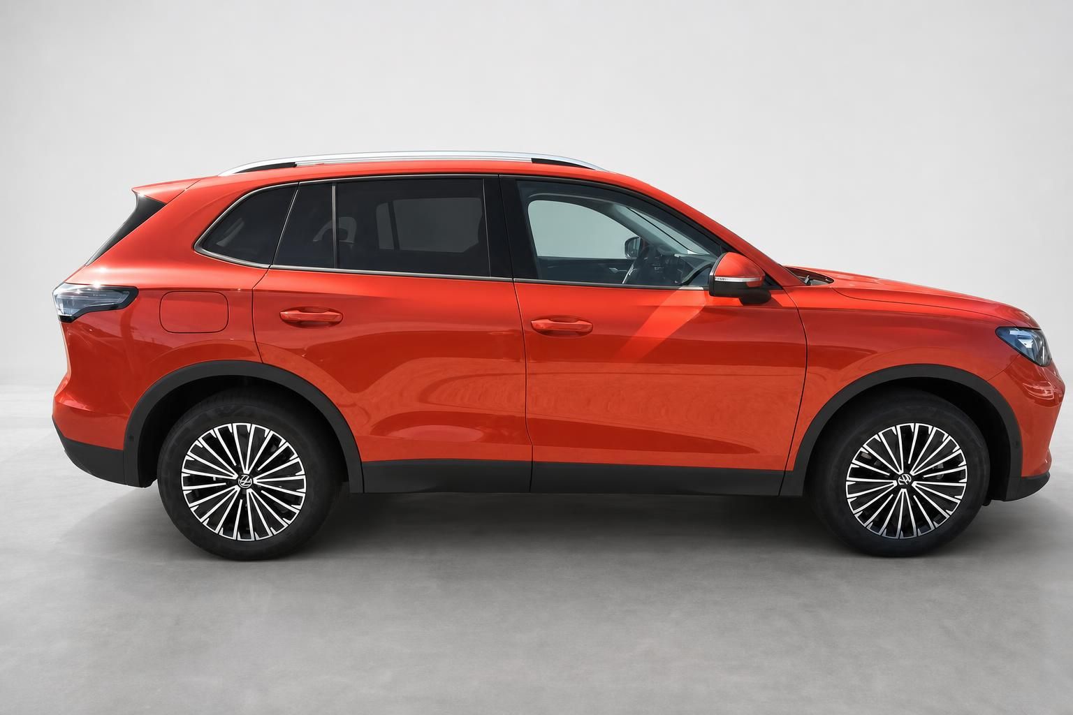 VW Tiguan orange Seitenansicht Studioaufnahme