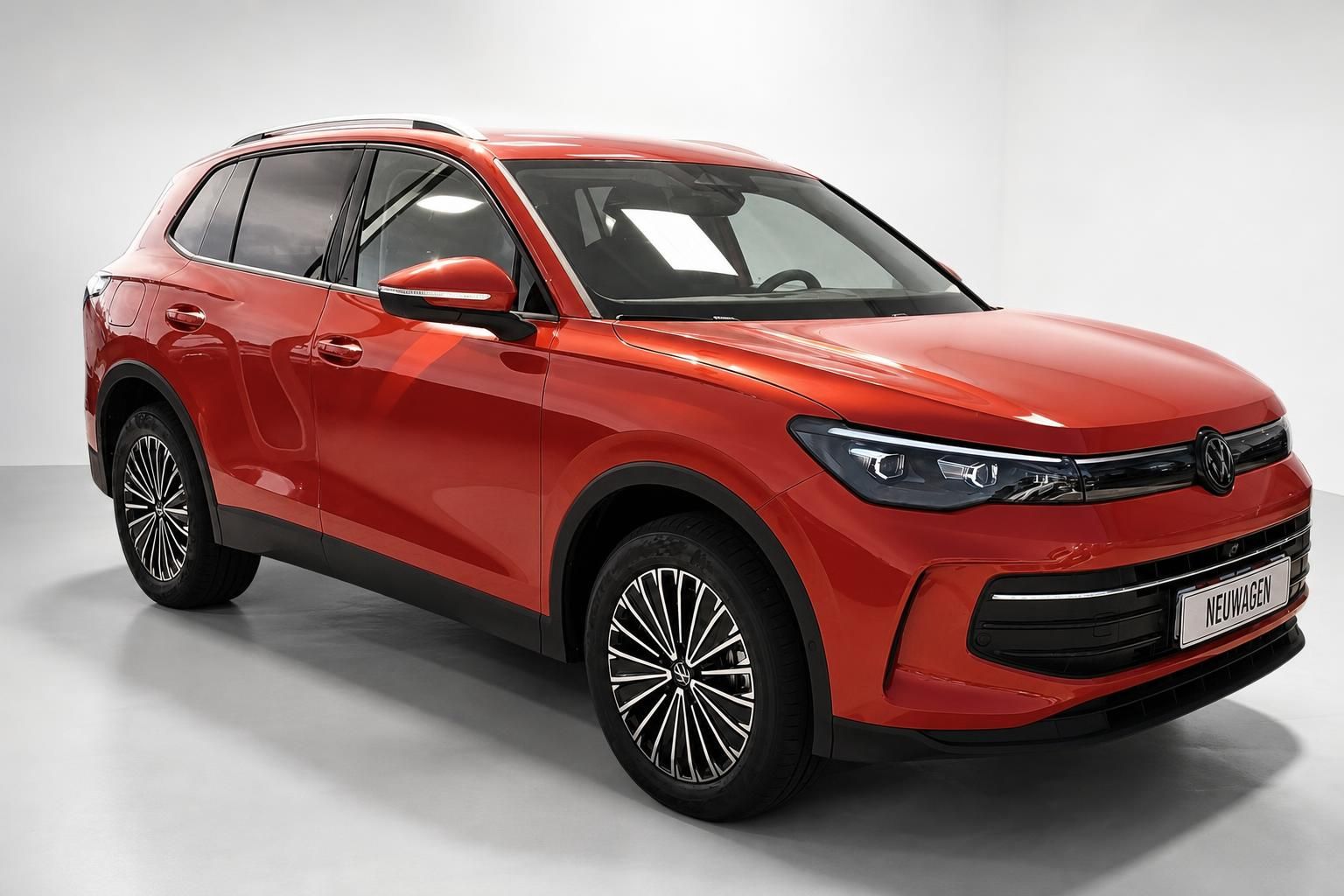 VW Tiguan rot Frontansicht schraeg Neuwagen