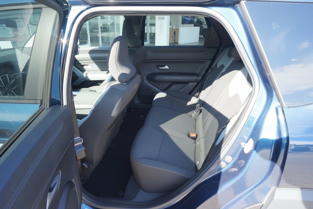 Blauer SUV Innenraum Rücksitzbank grau – sauberer Zustand, Türöffnung Beifahrerseite