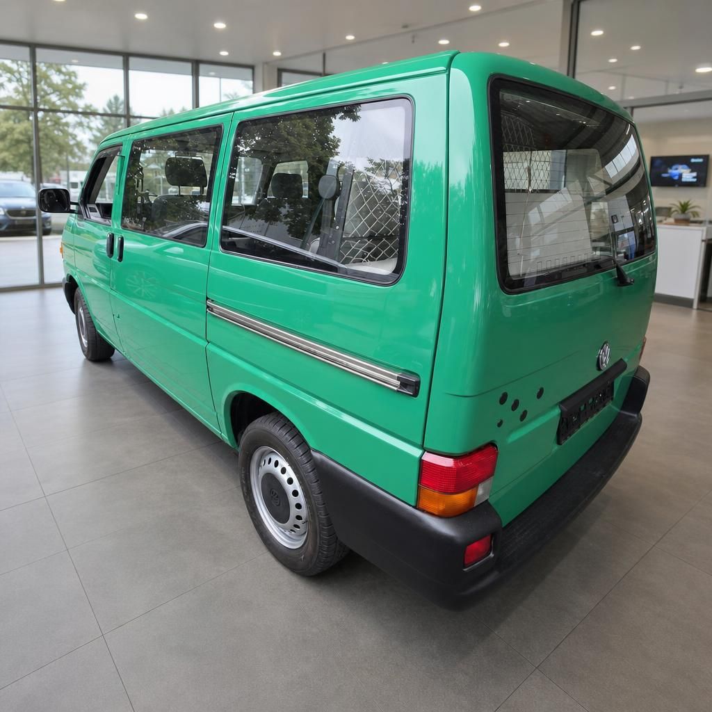VW T4 Bus grün, Heckansicht im Autohaus-Showroom