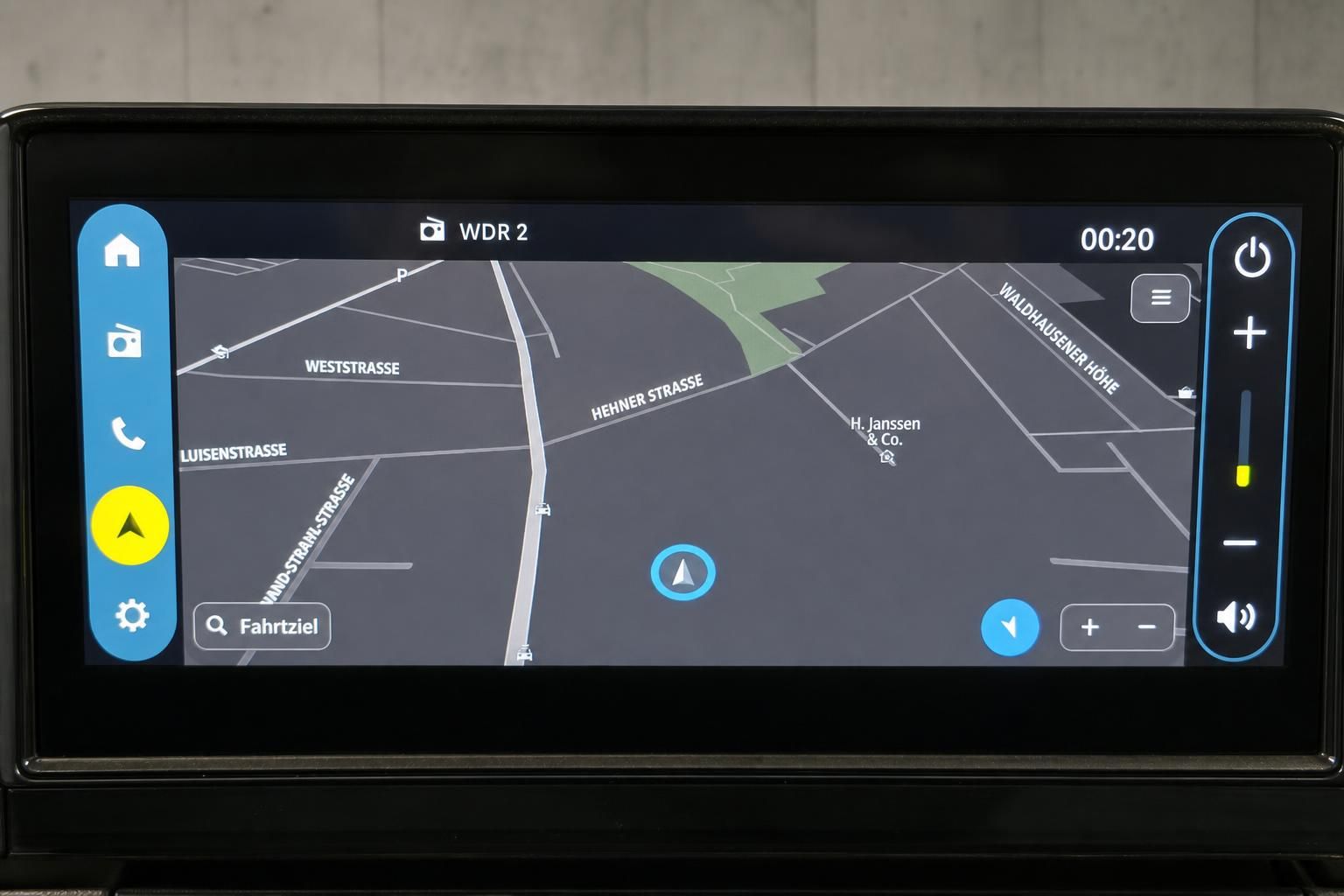 Infotainment-Bildschirm mit Navigationskarte im Fahrzeug