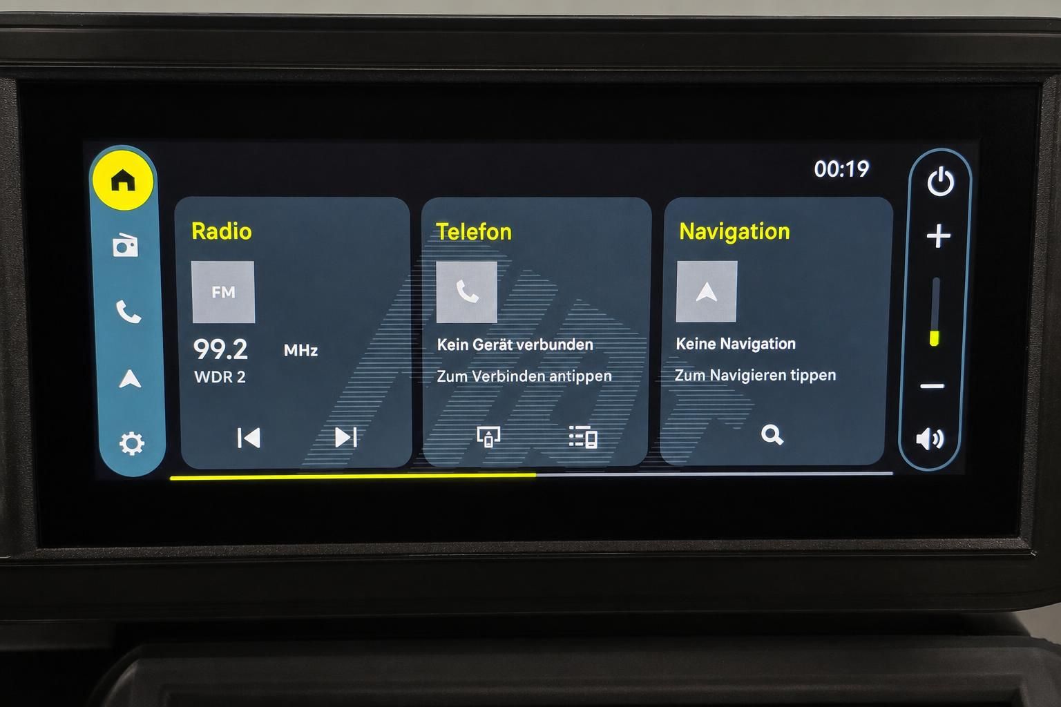 Infotainment-Display mit Radio, Telefon und Navigation im Fahrzeug