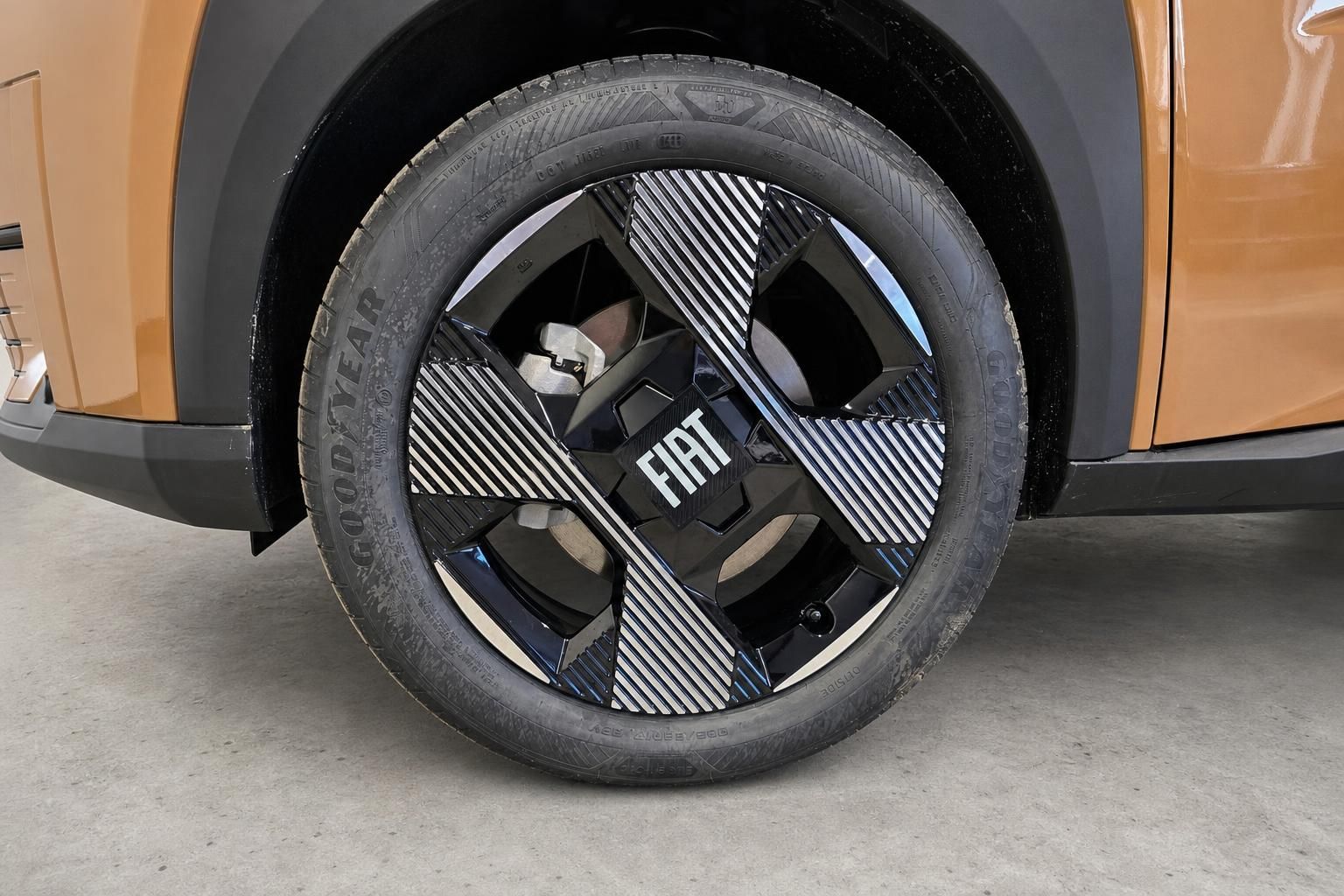 Fiat Leichtmetallfelge mit Goodyear Reifen im Detail