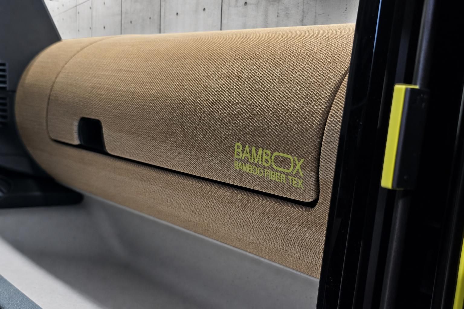Türverkleidung aus Bambox Bamboo Fiber Tex Material im Innenraum