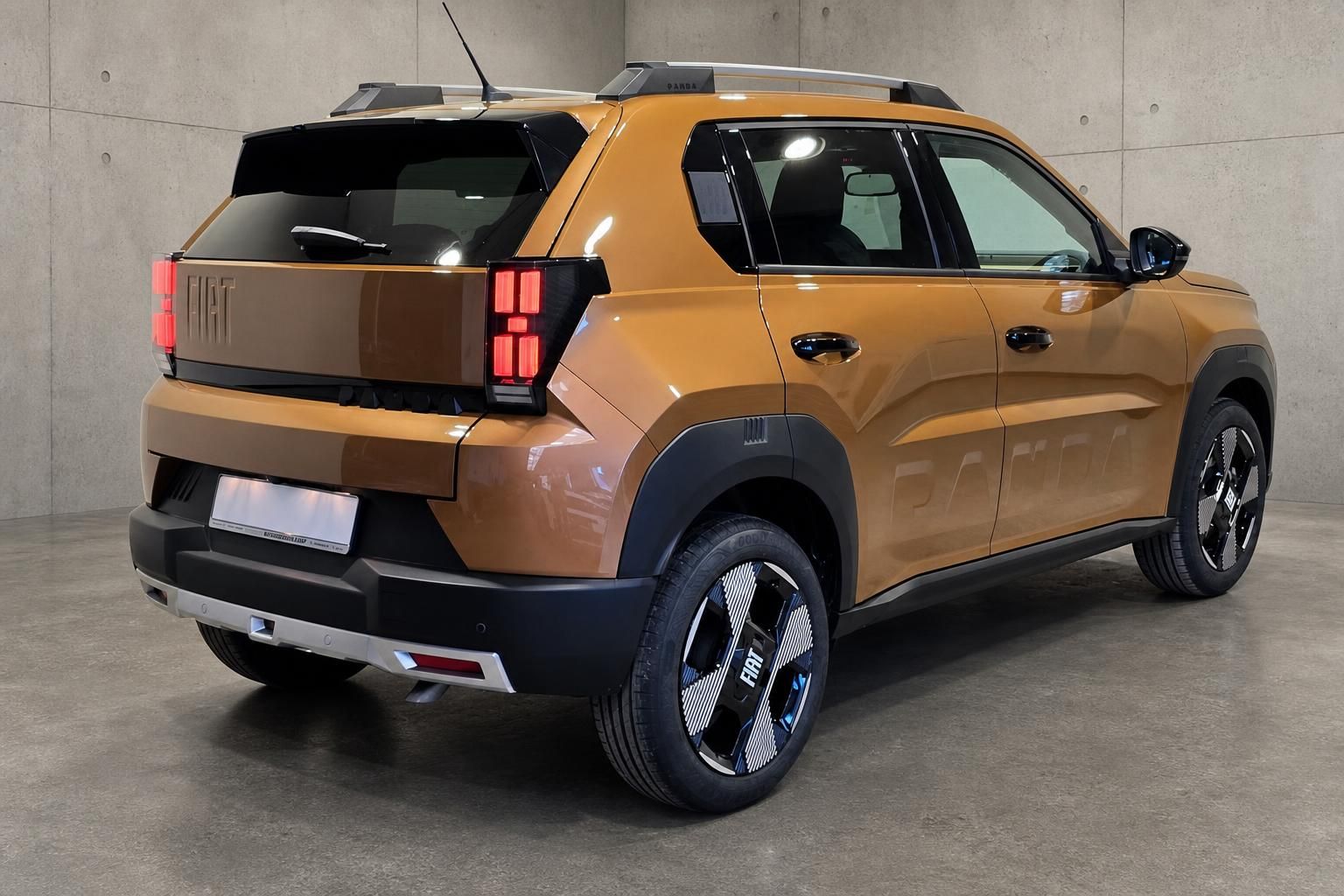 Fiat Panda in Orange-Metallic, Heckansicht schraeg von hinten rechts