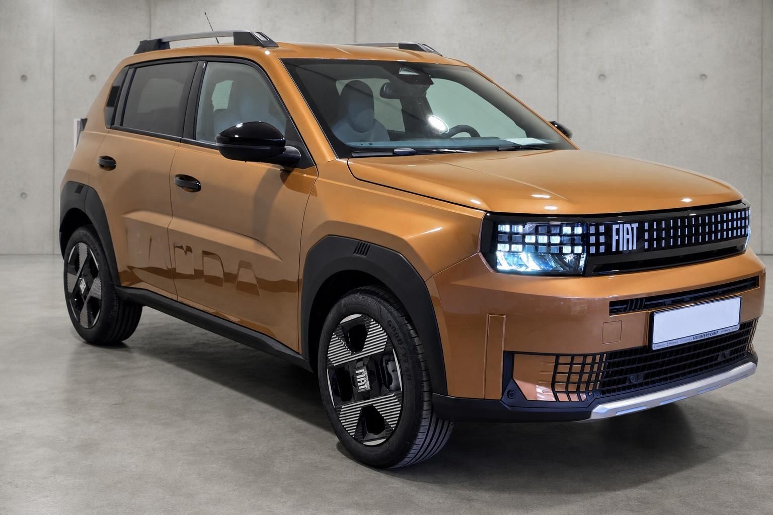 Fiat Panda in Orange-Metallic, Frontansicht schraeg von vorne links