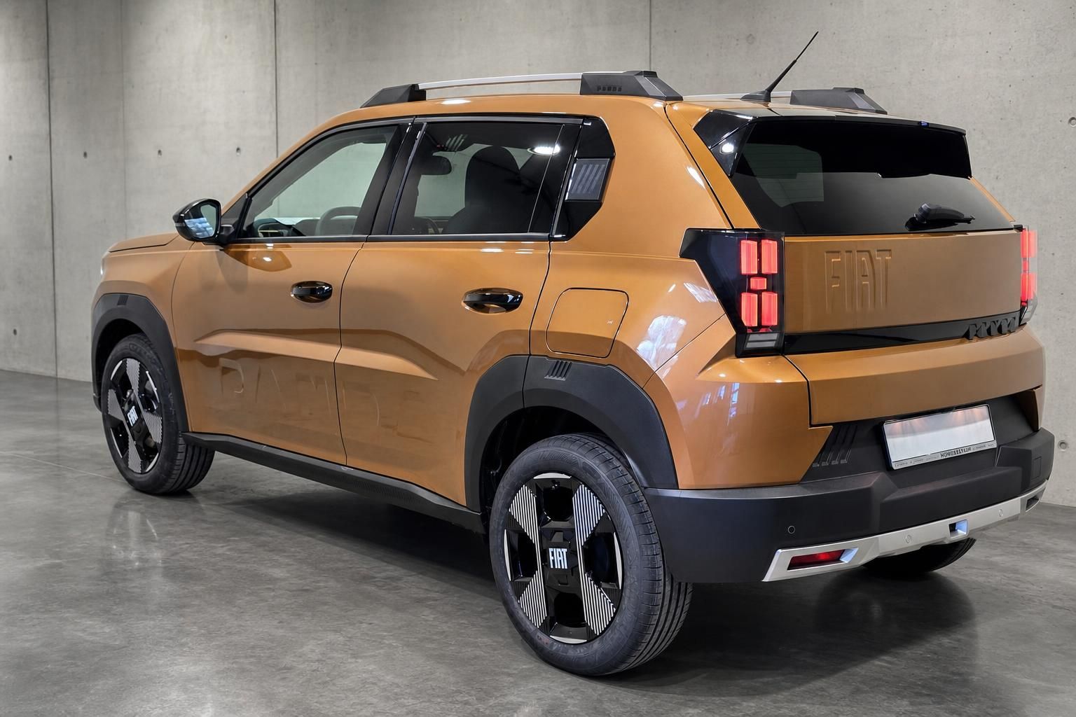 Fiat Panda in Orange-Metallic, Heckansicht schraeg von hinten links