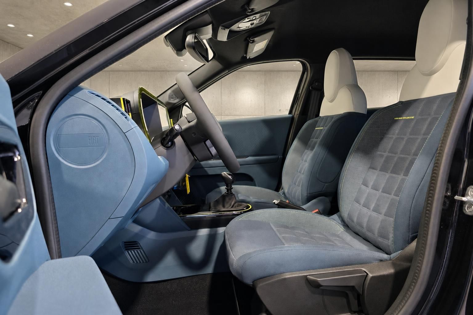 Fiat Innenraum mit Vordersitzen und Armaturenbrett in Blau