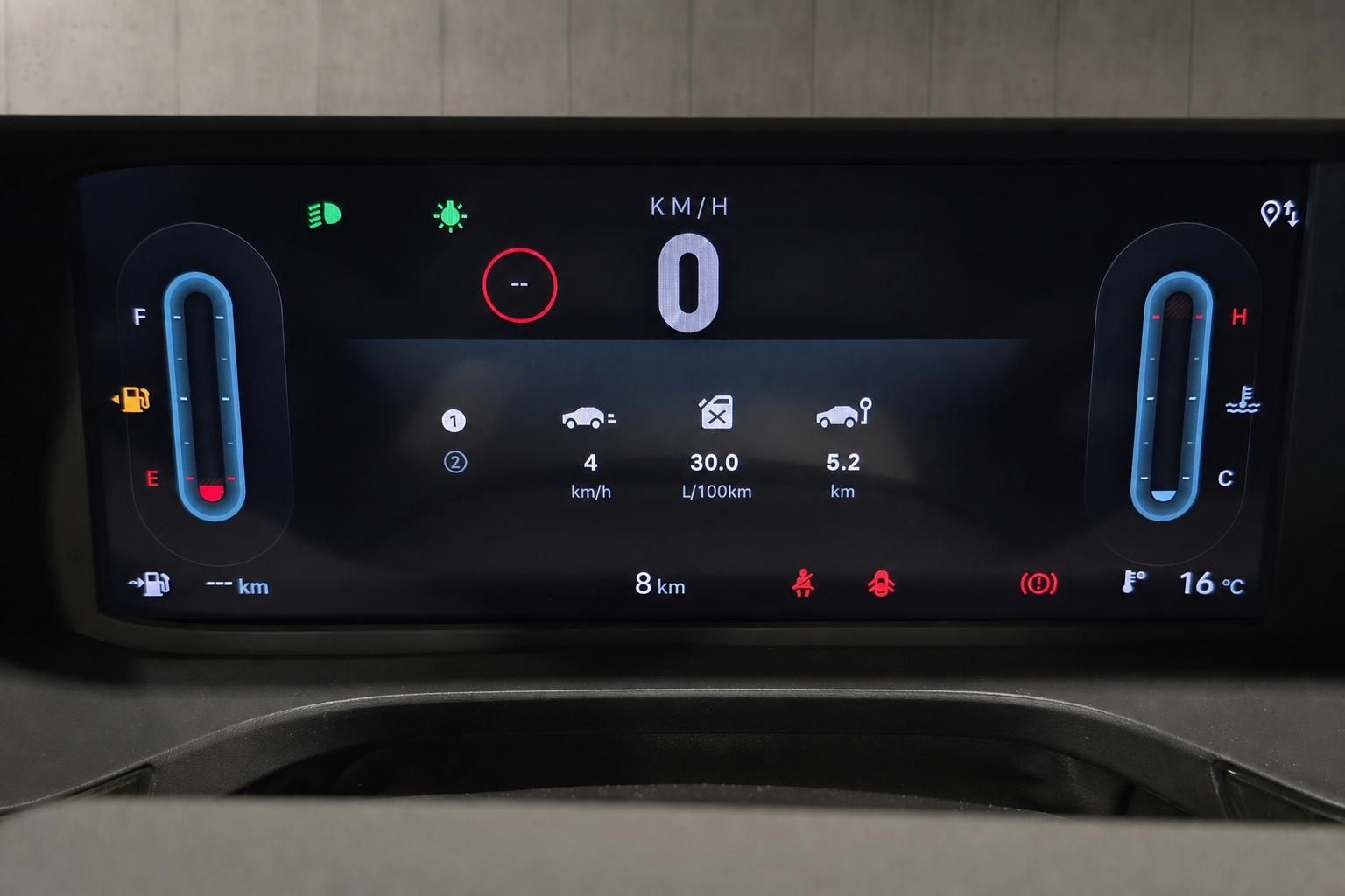 Digitales Kombiinstrument mit Tacho und Anzeigen im Fiat