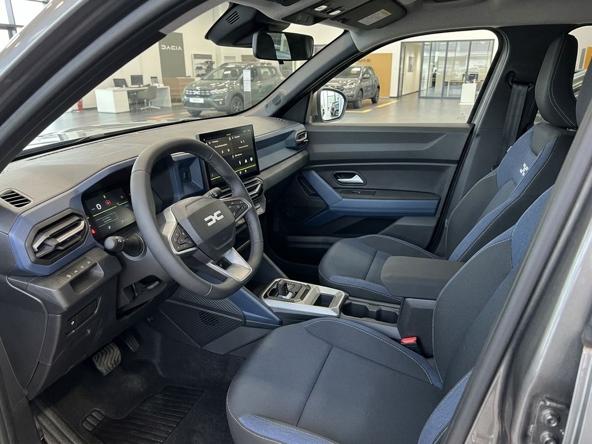 Dacia Innenraum blau-grau mit modernem Cockpit, Touchscreen und Sportlenkrad