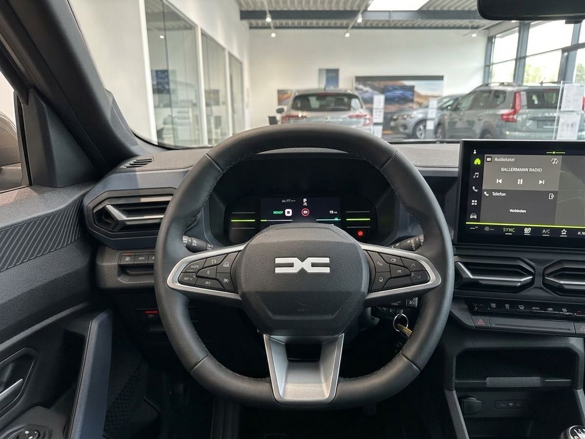 Dacia Fahrzeug Innenraum Armaturenbrett mit digitalem Display und Multifunktionslenkrad Detail