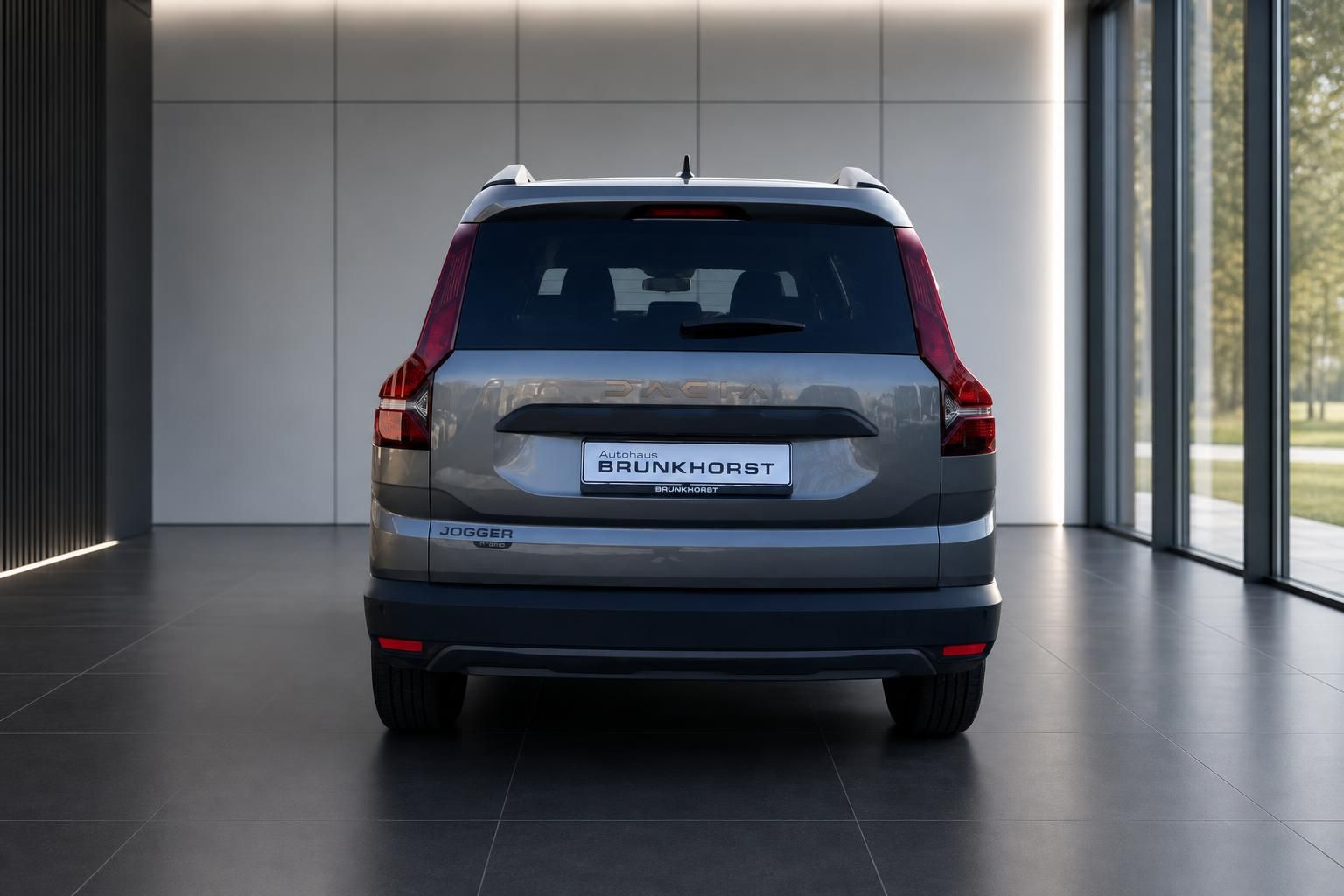 Dacia Jogger Heckansicht in grau - Rückleuchten und Kennzeichenhalter sichtbar im Showroom
