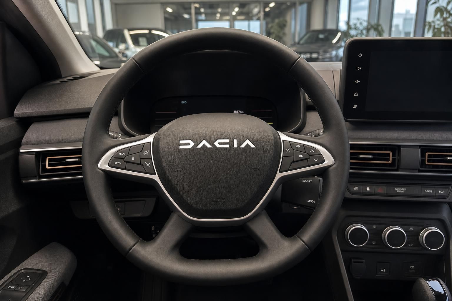 Dacia Fahrzeug Innenraum mit Lenkrad, Armaturenbrett und modernem Infotainment-Display