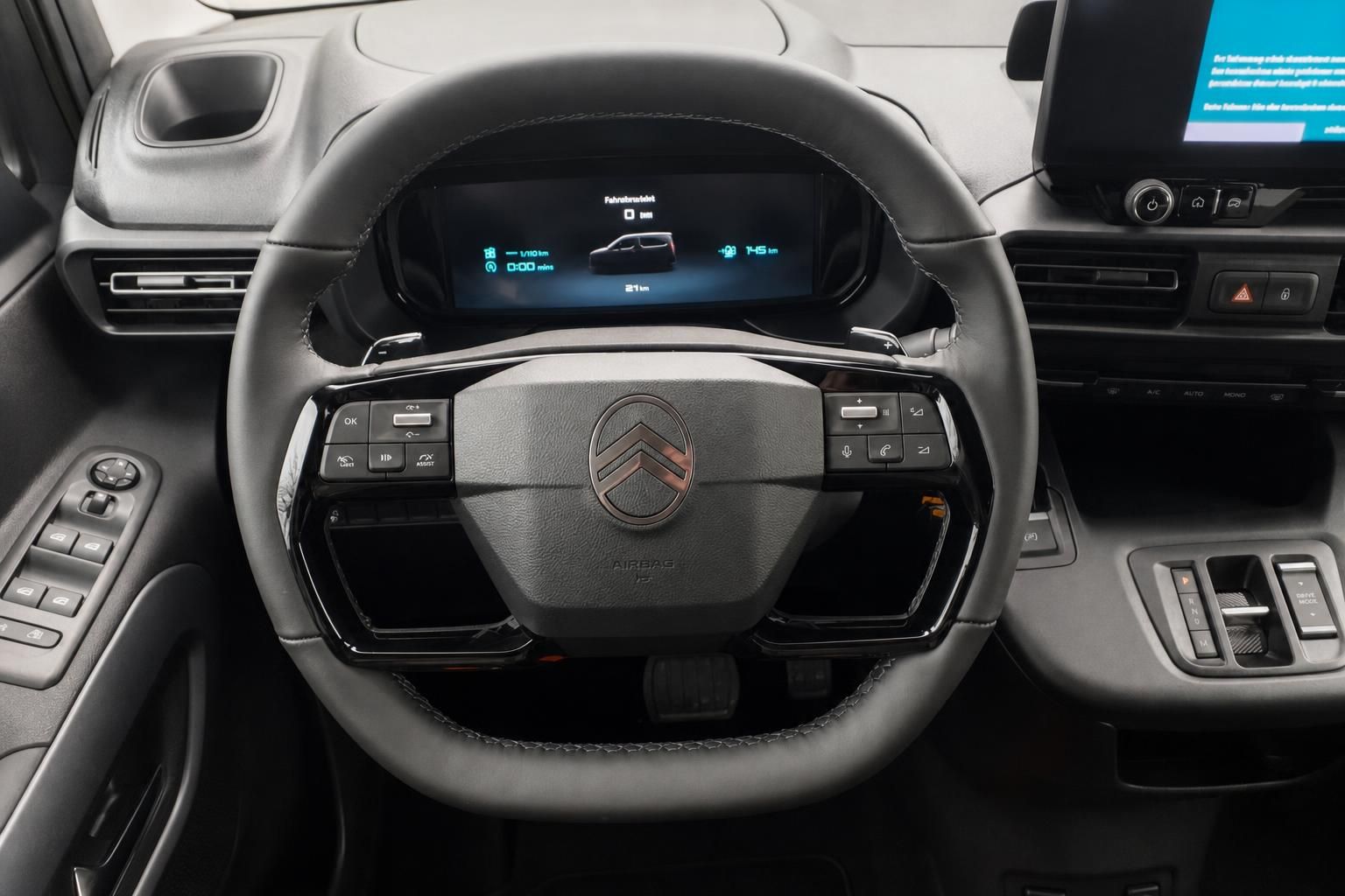 Citroën Berlingo Innenraum – Lenkrad mit Logo, digitales Cockpit und Mittelkonsole