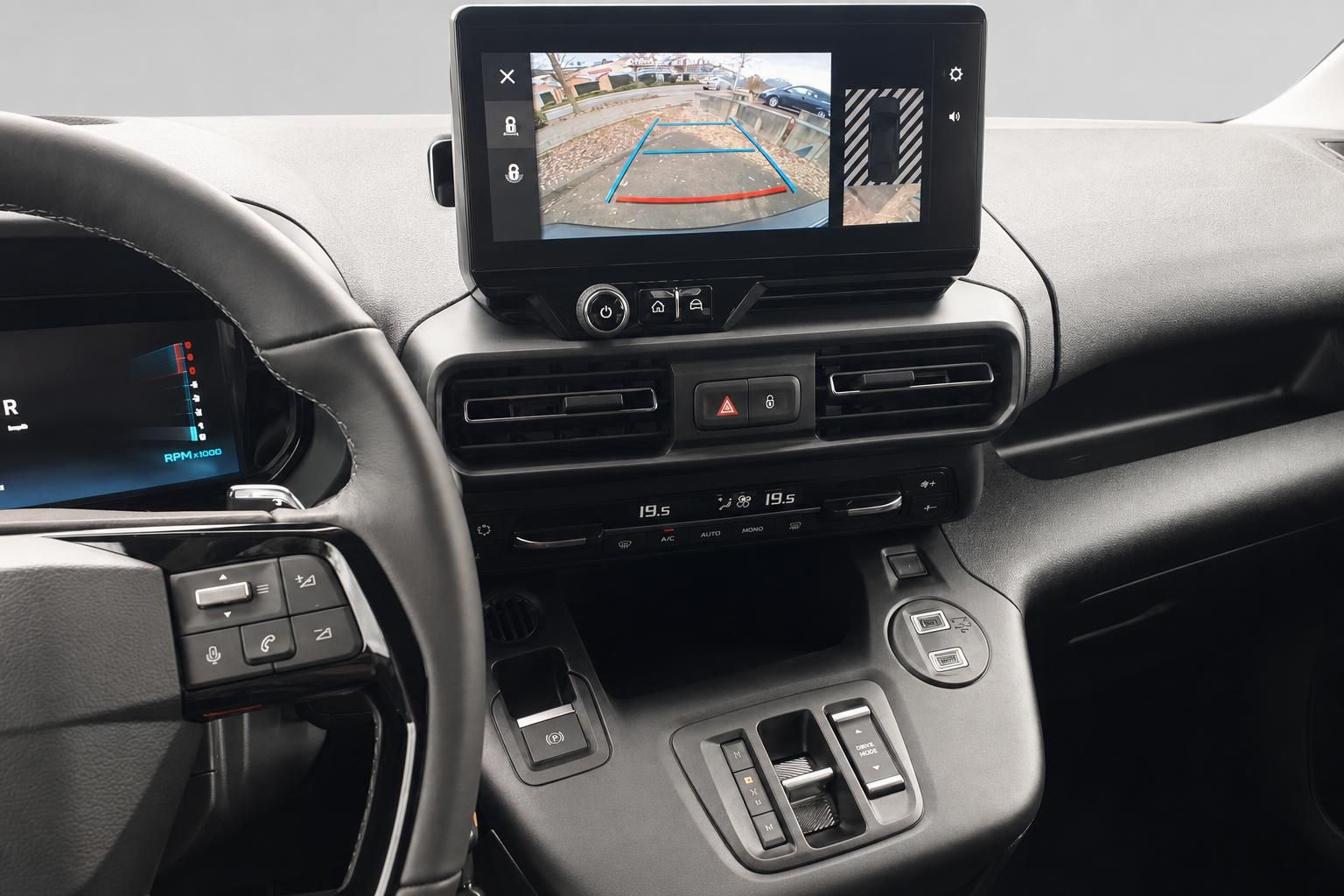 Fahrzeug Innenraum Mittelkonsole mit Touchscreen und Rückfahrkamera-Anzeige