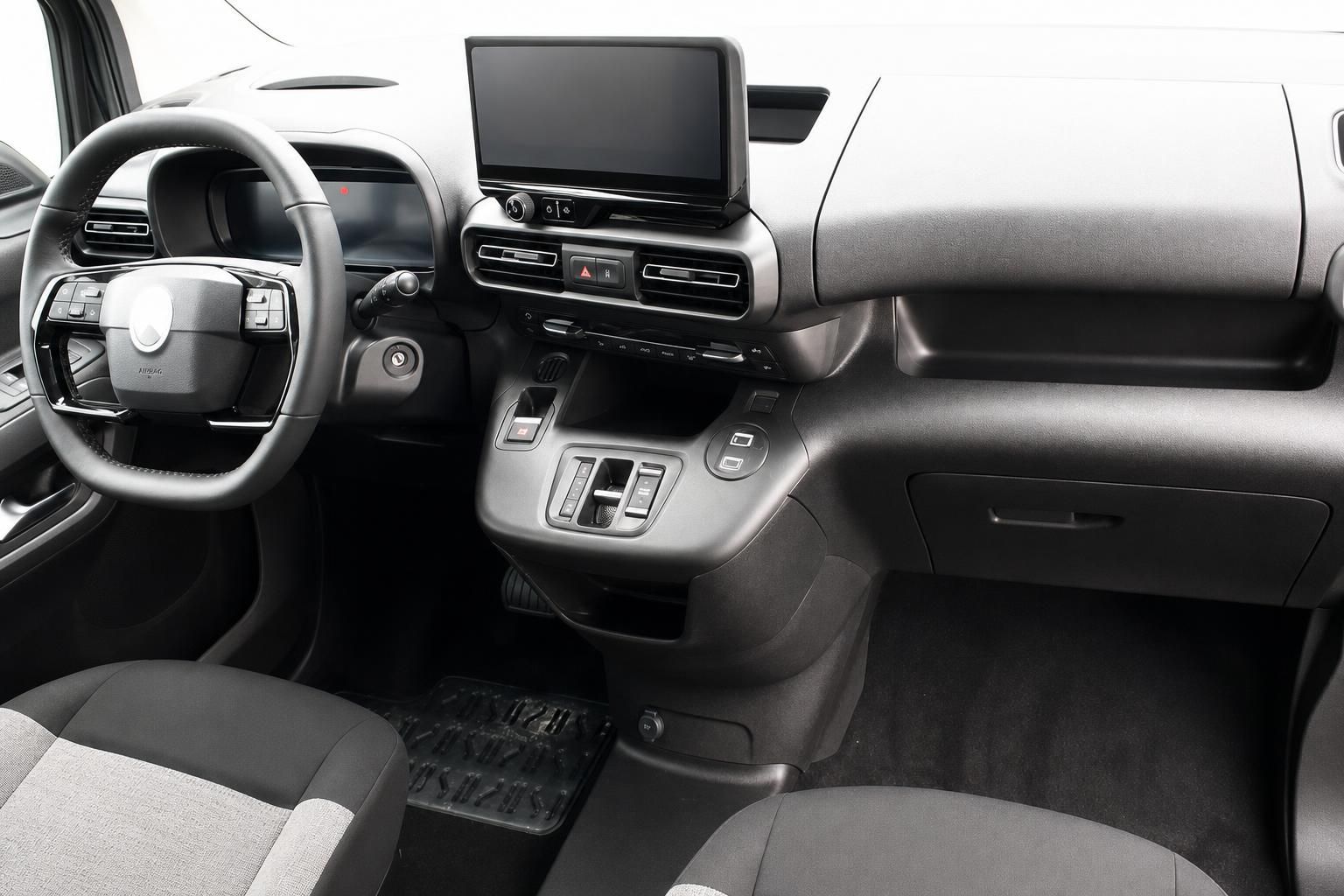 Fahrzeug Cockpit Innenansicht mit Lenkrad, Mittelkonsole und Infotainment-Display