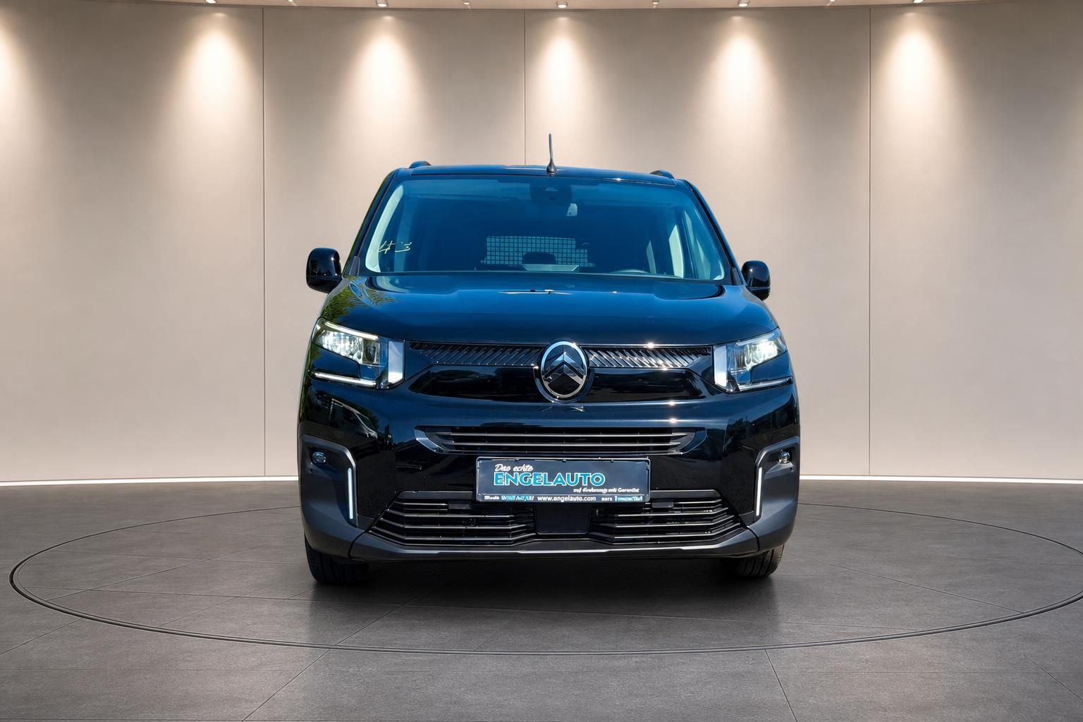 Citroën Berlingo schwarz Frontansicht gerade im Autohaus – Fahrzeug kaufen