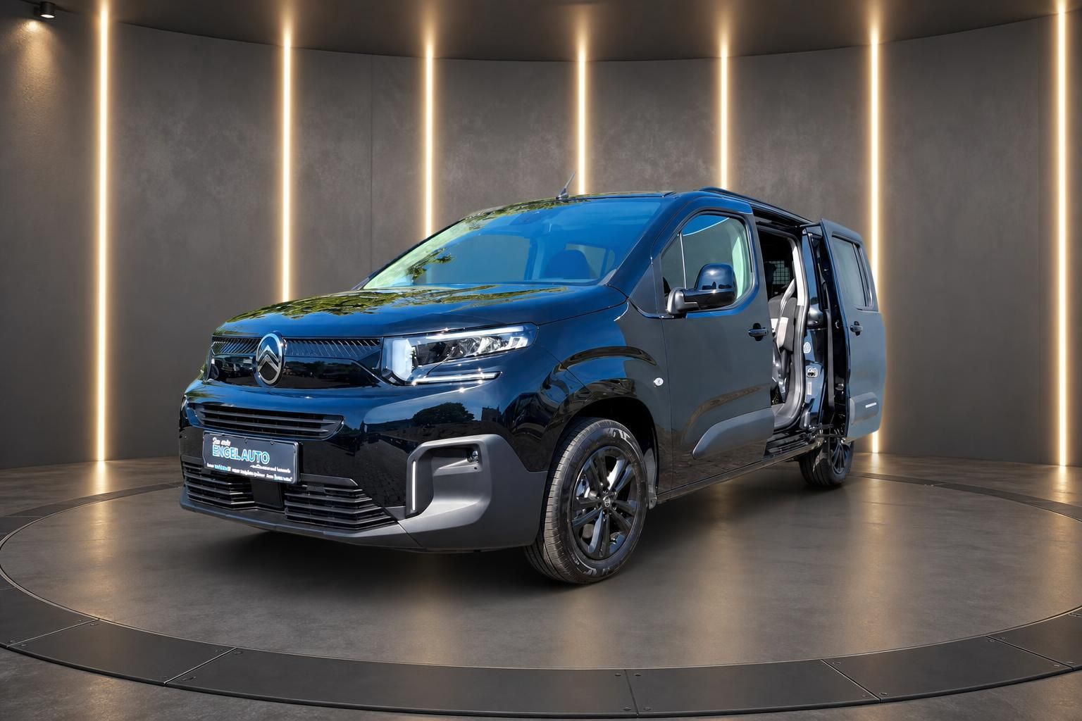 Citroën Berlingo dunkelblau mit geöffneter Schiebetür Frontansicht schräg – Autohaus Angebot