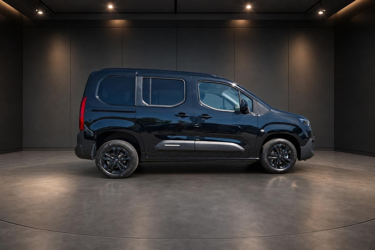 Citroën Berlingo dunkelblau Seitenansicht links im Studio – PKW Angebot