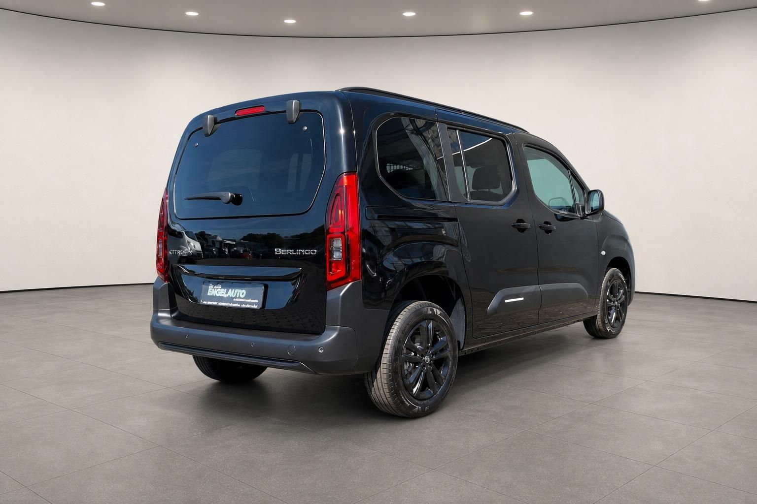 Citroën Berlingo schwarz Heckansicht schräg rechts im Showroom – Gebrauchtwagen