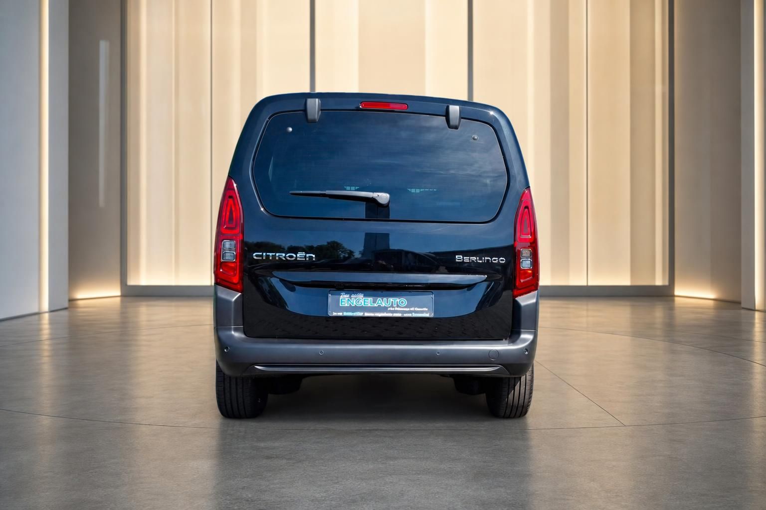 Citroën Berlingo schwarz Heckansicht – kompakter Familienvan im Fotostudio