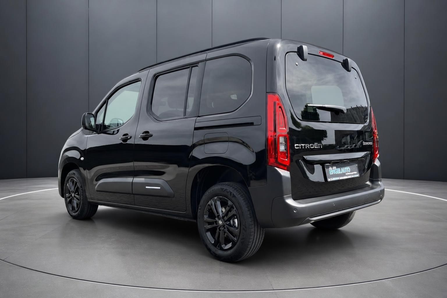 Citroën Berlingo schwarz Schrägansicht hinten links – schwarze Alufelgen, rote Rückleuchten