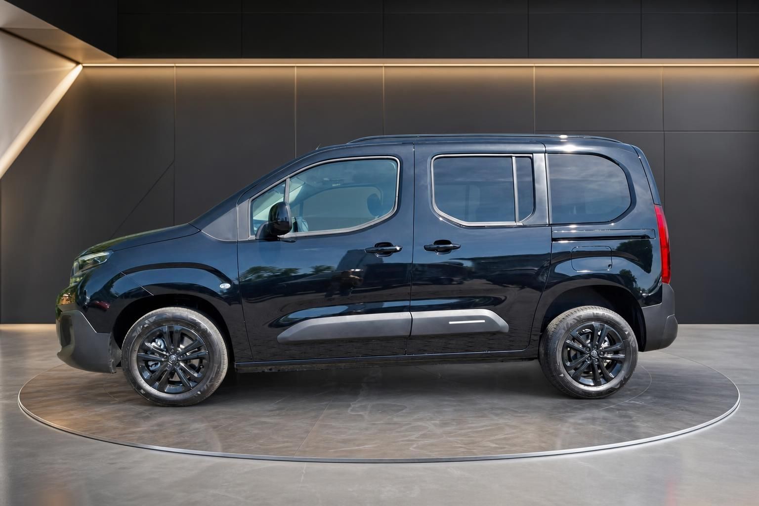 Citroën Berlingo schwarz Seitenansicht links – kompakter Van auf Drehscheibe im Studio