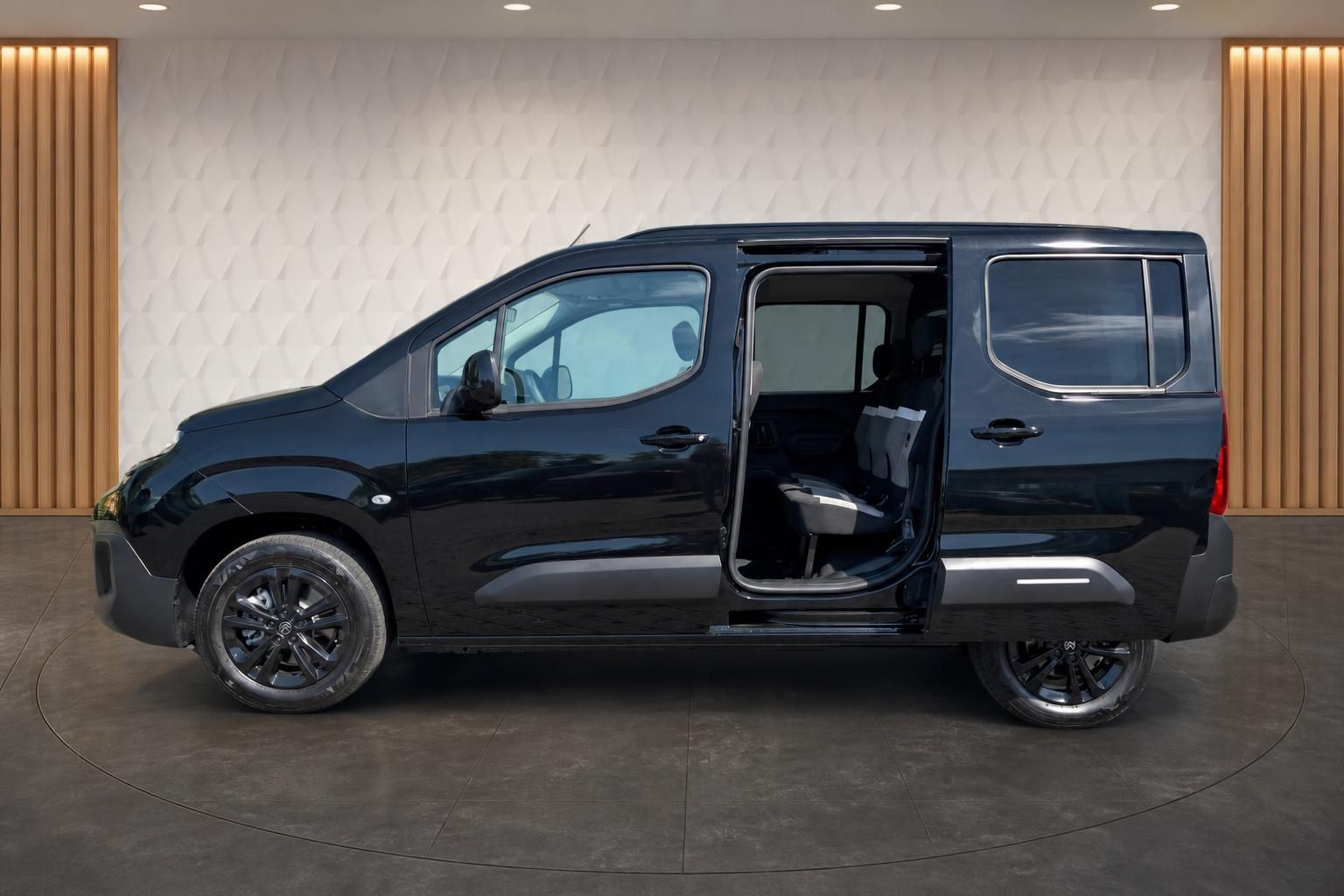 Citroën Berlingo schwarz Seitenansicht mit geöffneter Schiebetür – Innenraum sichtbar