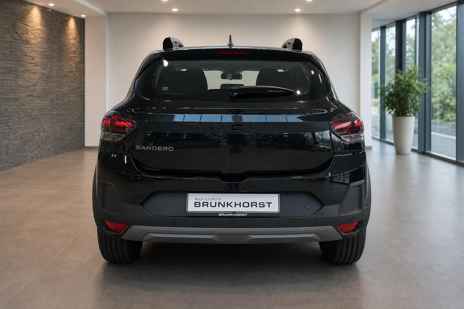 Dacia Sandero Stepway schwarz Heckansicht im Autohaus – LED-Rückleuchten und Sandero-Schriftzug