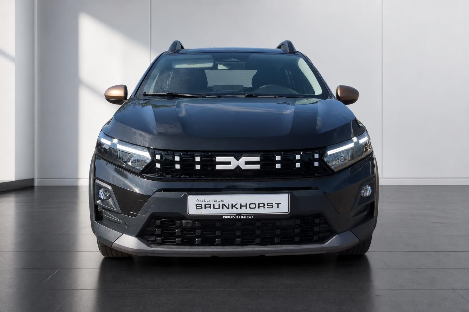Dacia Sandero Stepway dunkelgrau Frontansicht – markantes Kühlergrill-Design mit Dacia-Logo