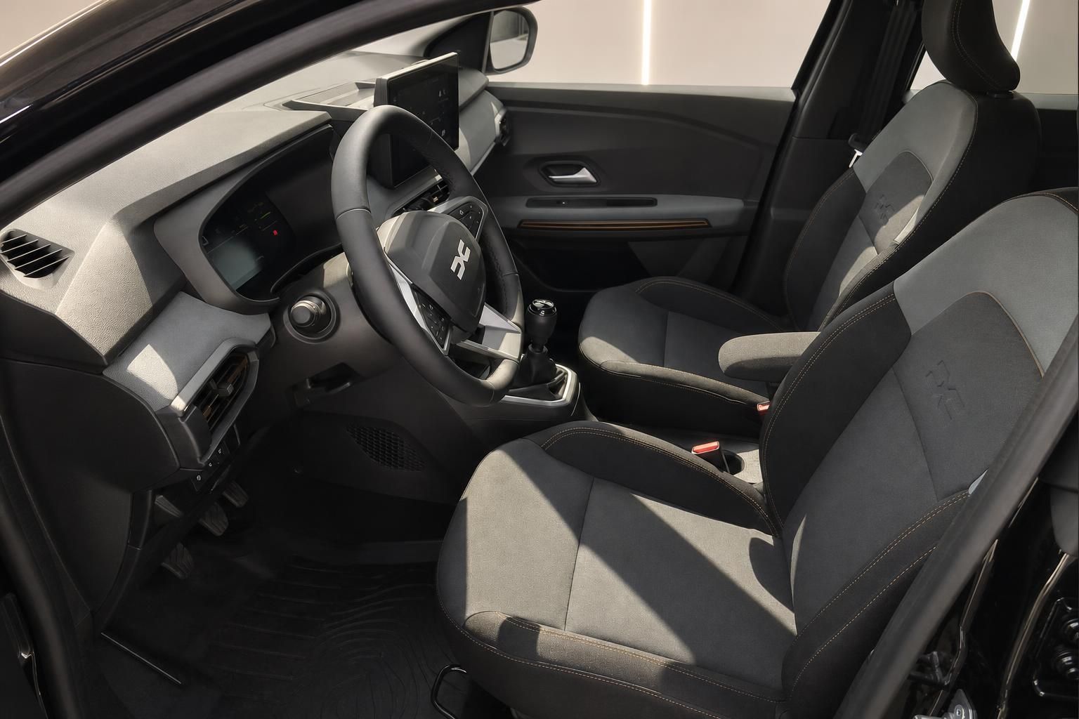 Dacia Sandero Stepway Innenraum – Fahrersitz, Lenkrad und Mittelkonsole mit Schaltgetriebe