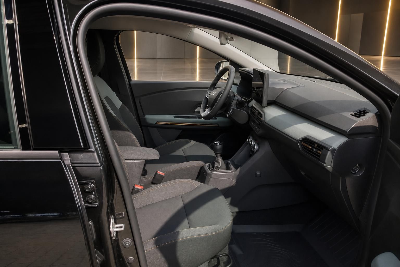 Dacia Innenraum Fahrerseite mit Vordersitzen, Schaltgetriebe und Armaturenbrett