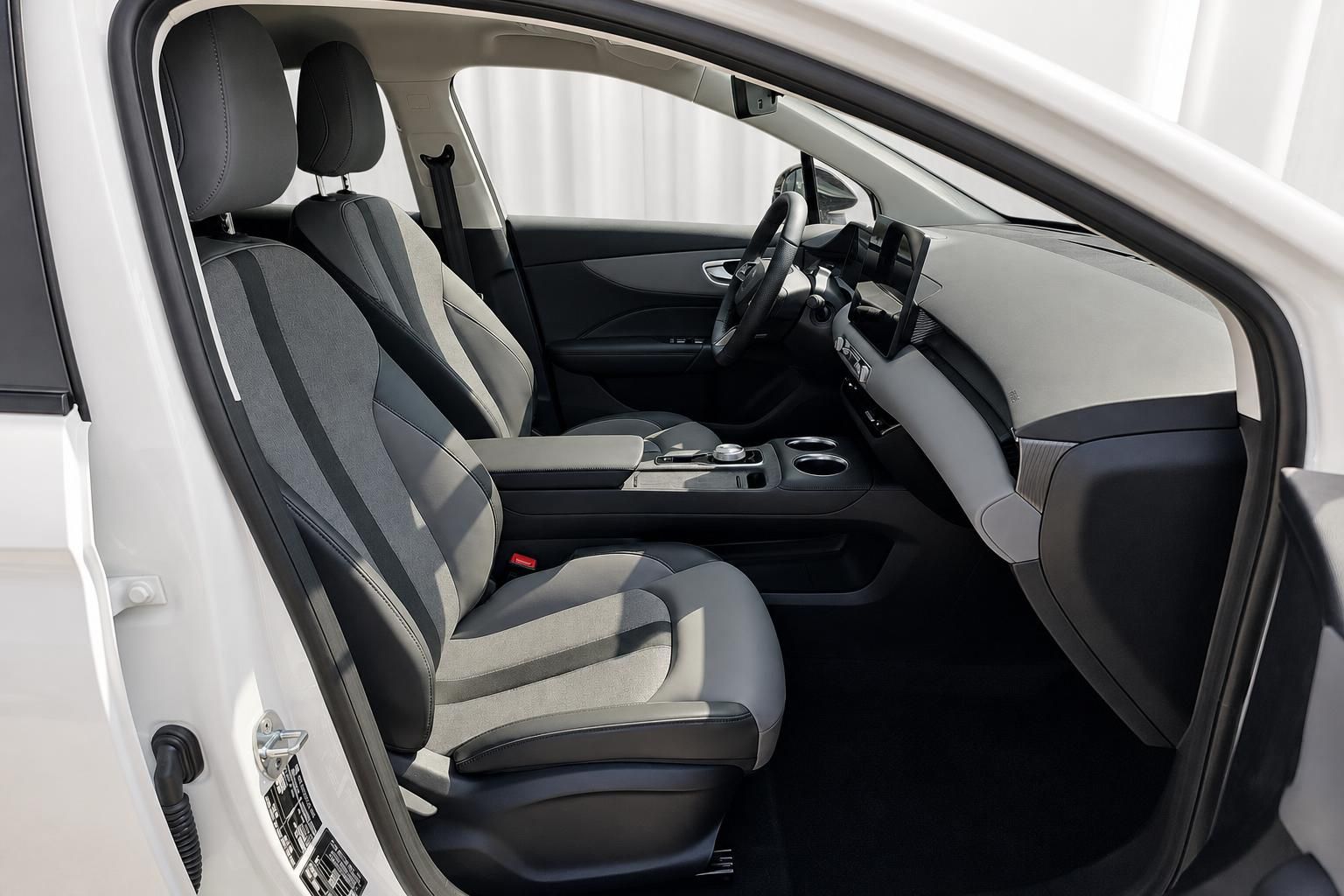 Innenraum MG Neuwagen mit Sitzen und Cockpit durch offene Tür