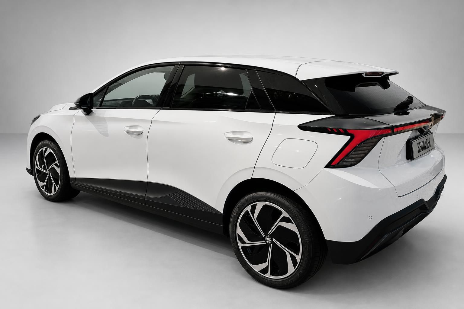 MG Neuwagen weiß, Heckansicht mit Alufelgen im Studio