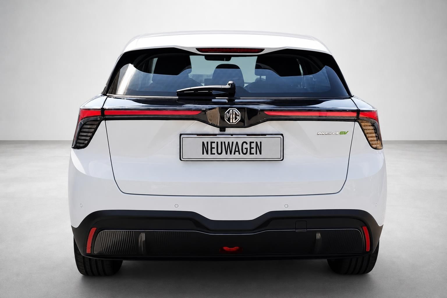 MG4 EV weiß Heckansicht mit Kennzeichenhalter Neuwagen im Studio