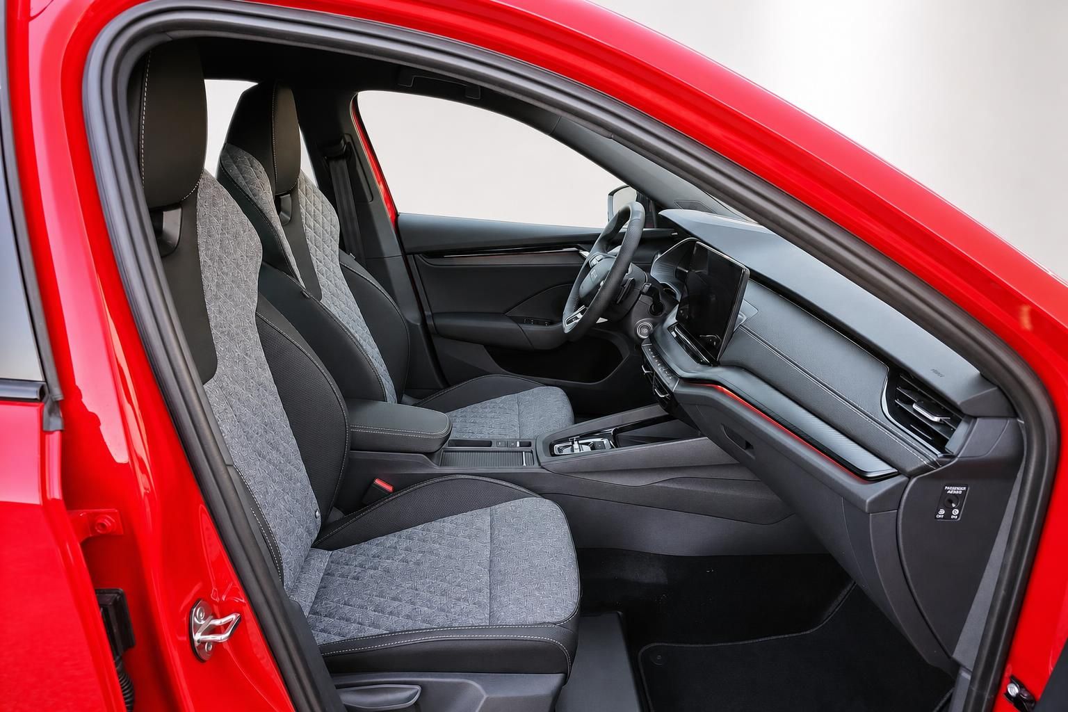 Skoda Innenraum Vordersitze und Cockpit mit Touchscreen in rot