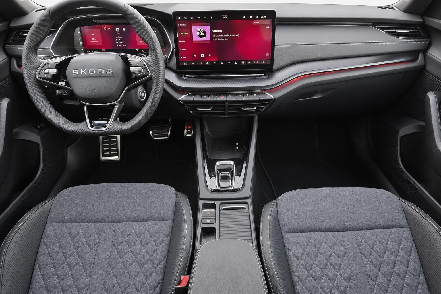 Skoda Cockpit mit Lenkrad Digitaltacho und Infotainment Bildschirm