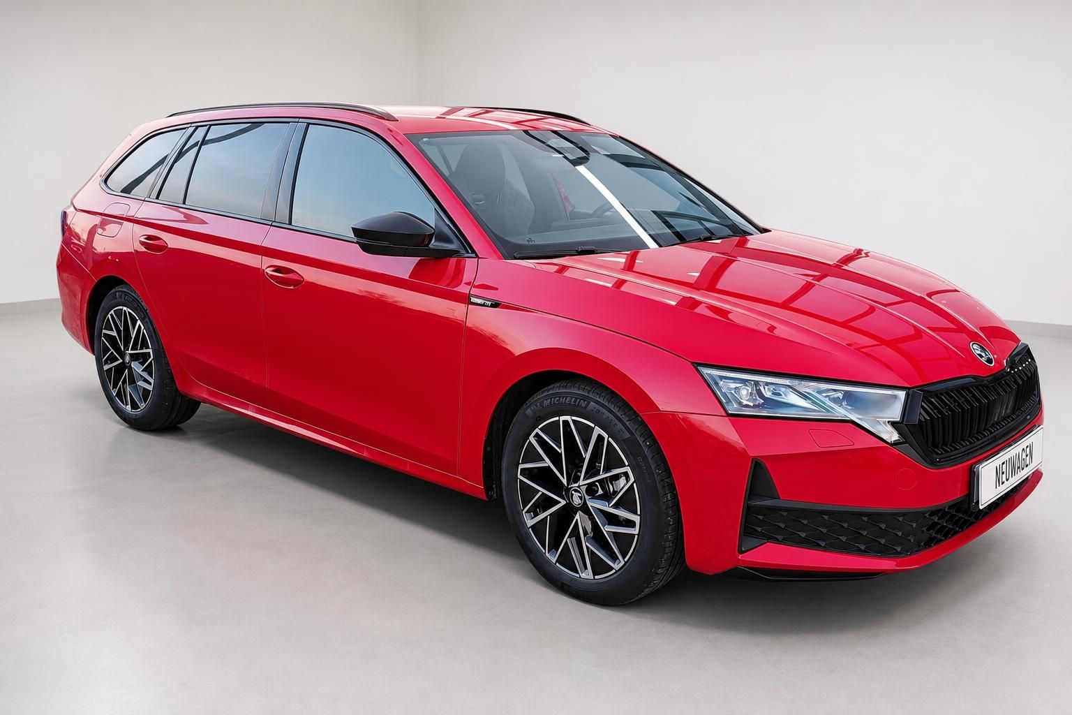 Roter Skoda Octavia Combi Frontansicht schraeg im Studio
