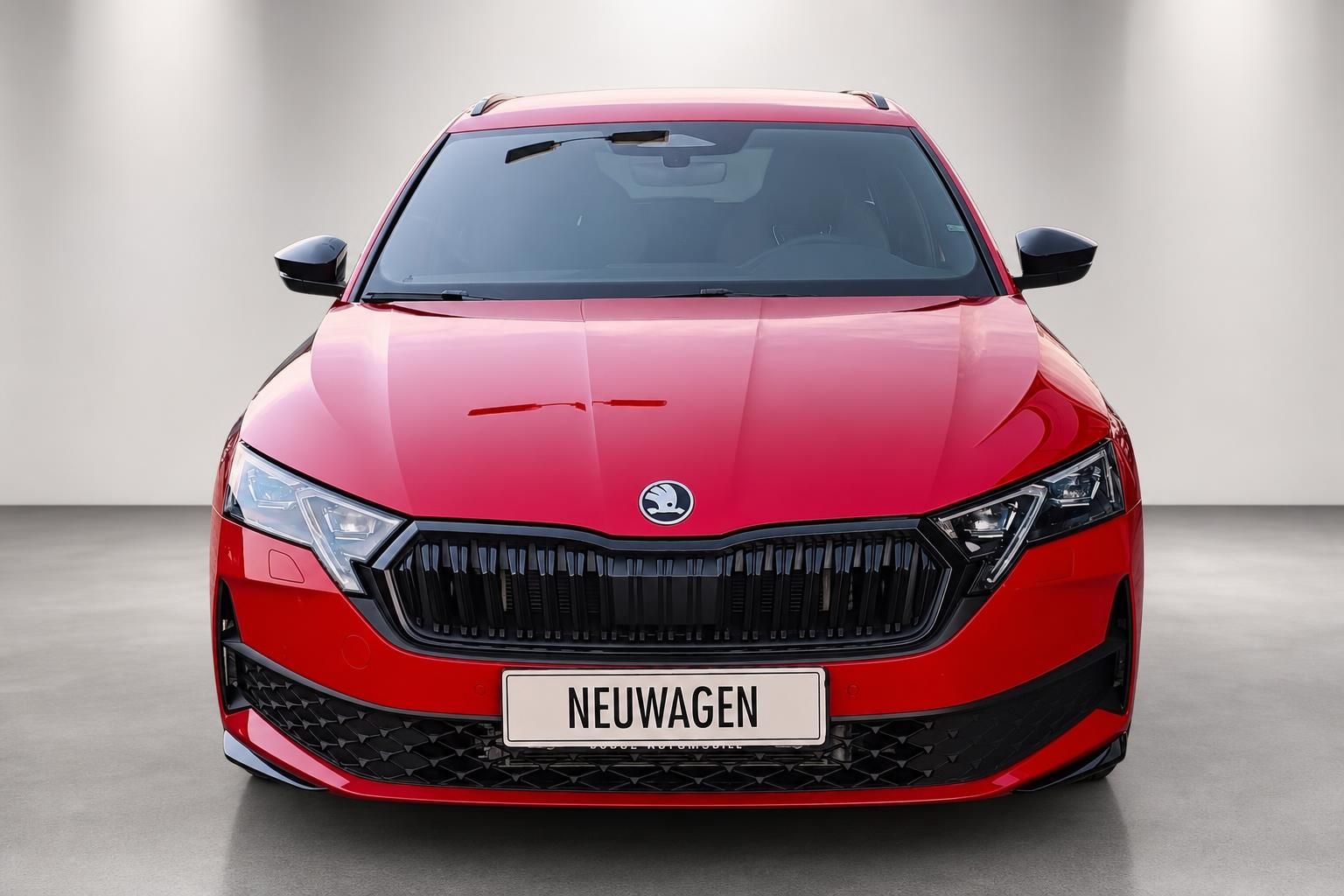 Roter Skoda Octavia Frontansicht mit Kuehlergrill im Studio