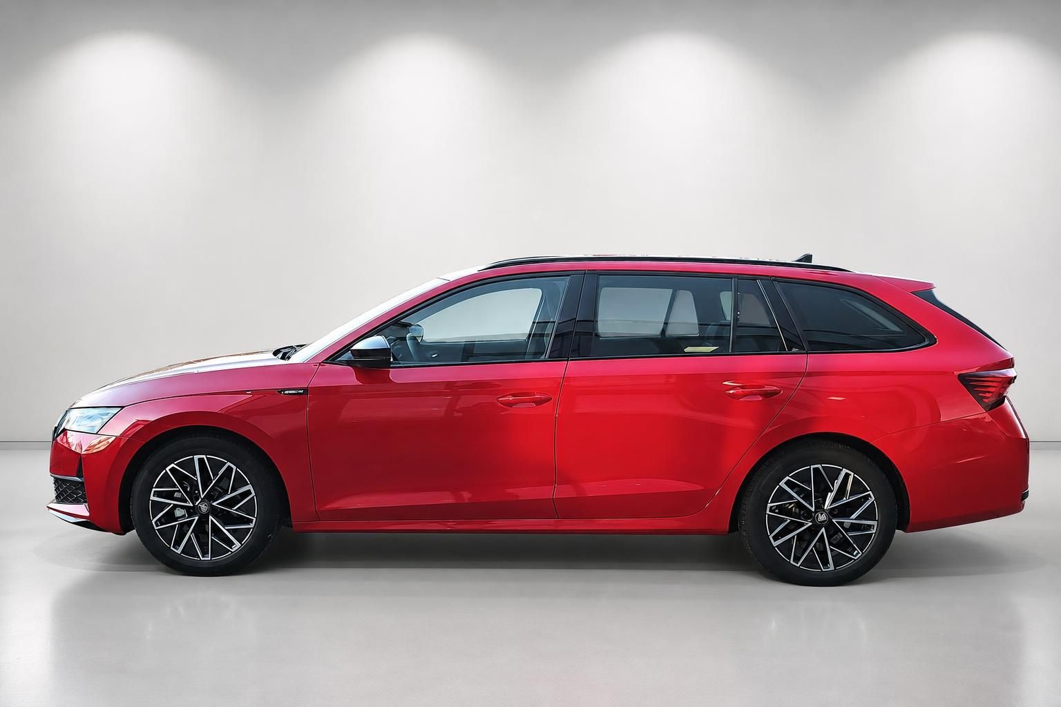Roter Skoda Octavia Combi Seitenansicht Profil im Studio